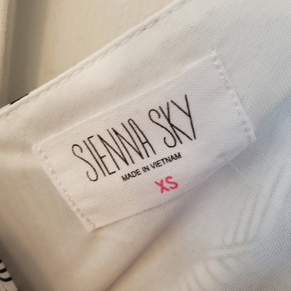 SIENNA SKY - WOMANS NWT DRESS - SIZE XS - Picture 2 of 8